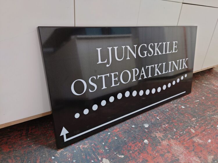 Fasadskylt av aluminium med eget tryck. Vikta kanter - Bild 12