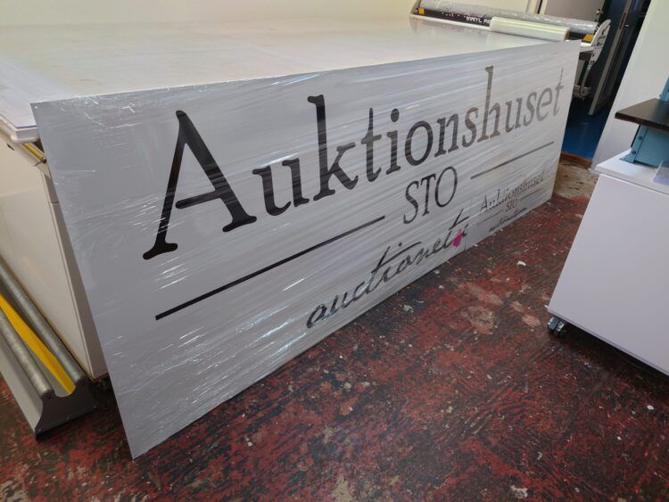 Fasadskylt av aluminium med eget tryck. Vikta kanter - Bild 13