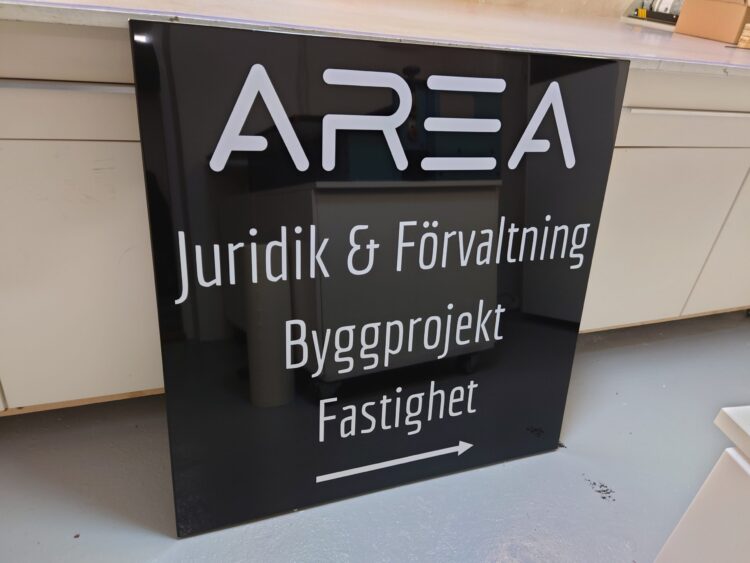 Fasadskylt av aluminium med eget tryck. Vikta kanter - Bild 15
