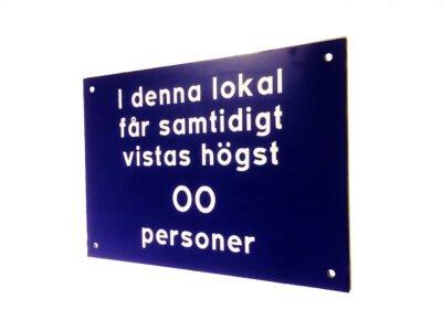 Produktbild aluminiumskylt med text “I denna lokal får högst antal personer vistas samtidigt”
