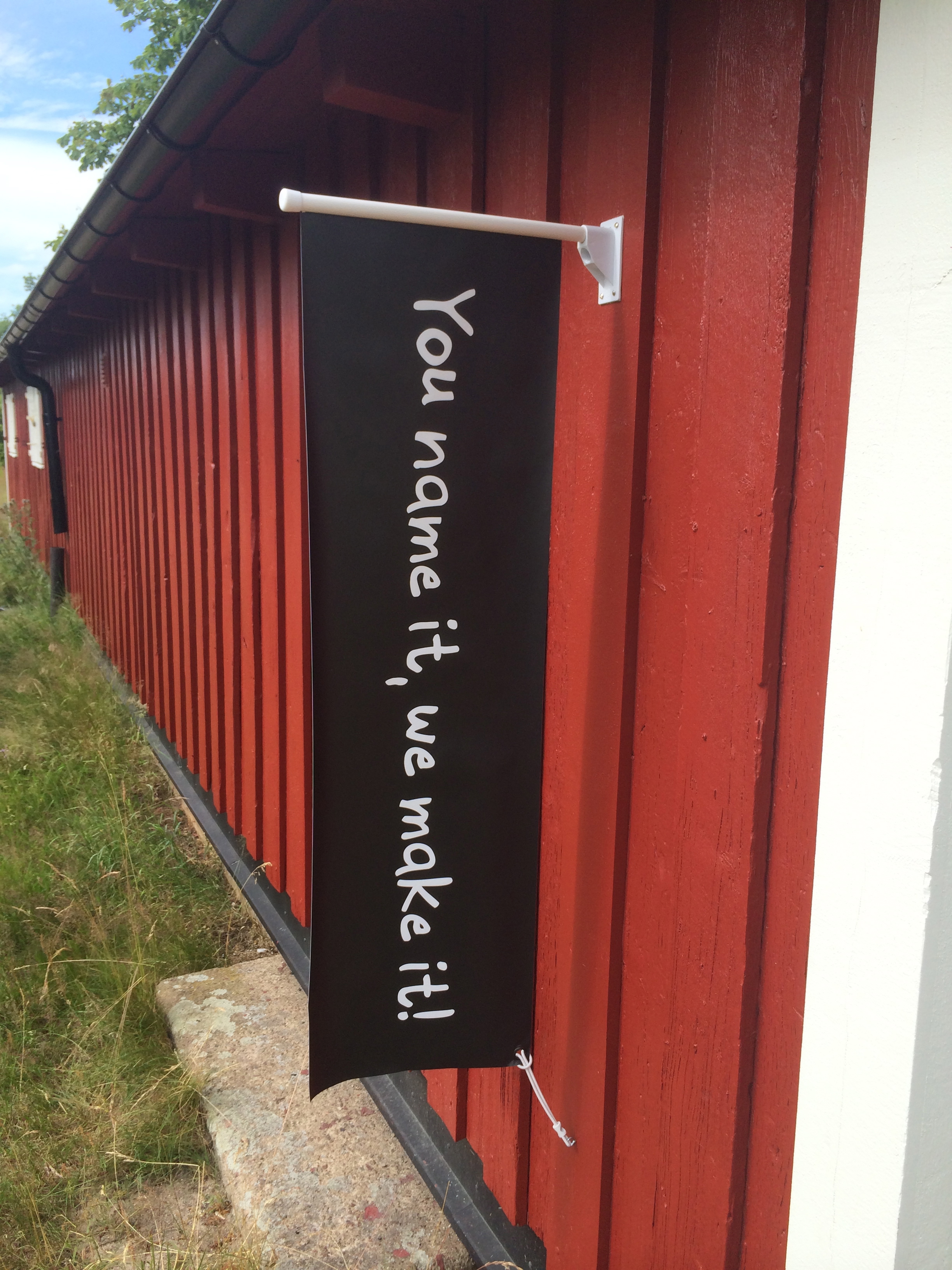 Rektangulär fasadflagga 35 x 180 cm med eget tryck och stång