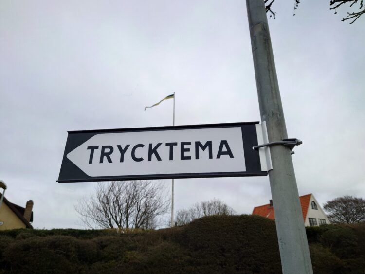 Stolpskylt för vägvisning med anpassad text